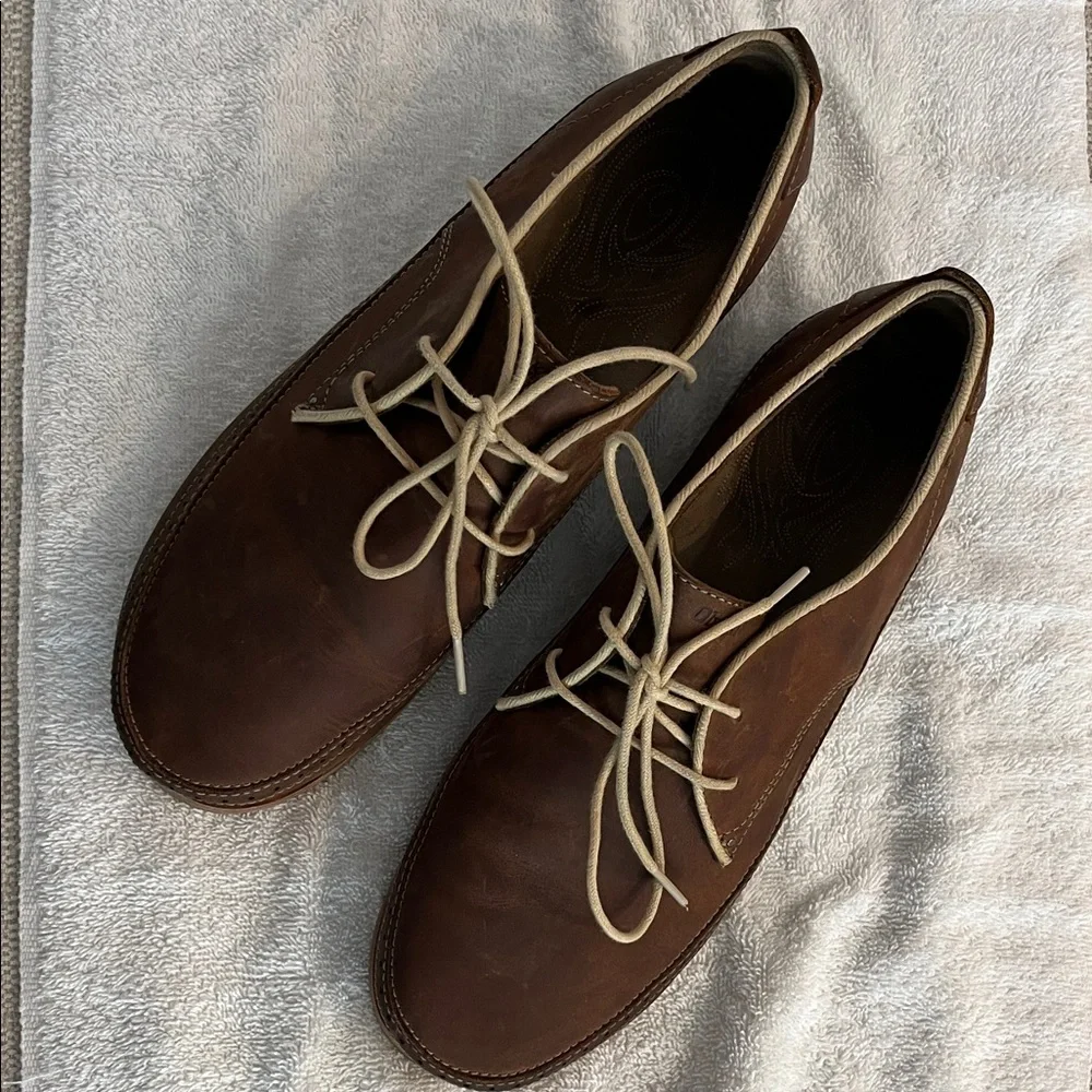 OluKai Men's Dark Brown Leather Honolulu Lace Chukka Boots with Tan Laces
